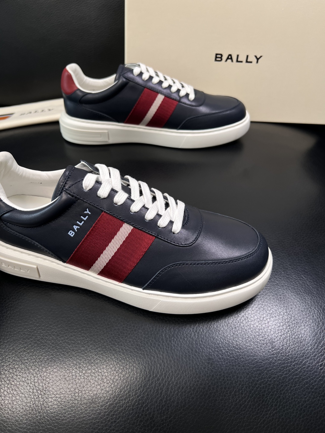 BALLY  高品质  顶级工艺品  巴利 专柜同原厂配置 ，鞋面意大利进口牛皮面料，进口水染牛皮里垫 