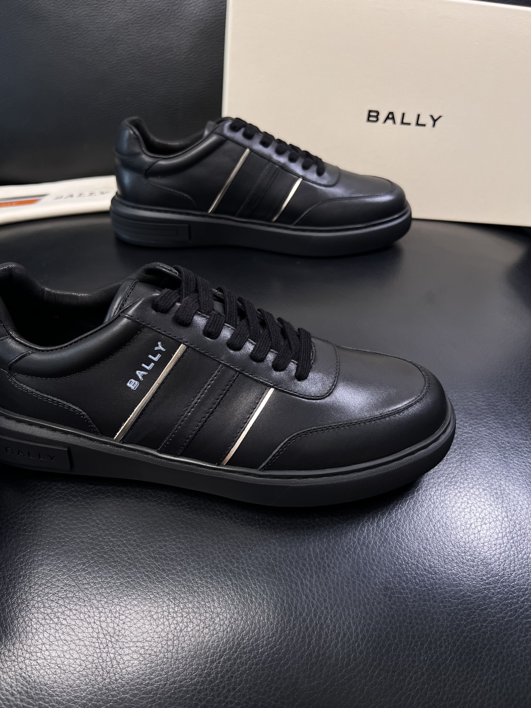 BALLY  高品质  顶级工艺品  巴利 专柜同原厂配置 ，鞋面意大利进口牛皮面料，进口水染牛皮里垫 