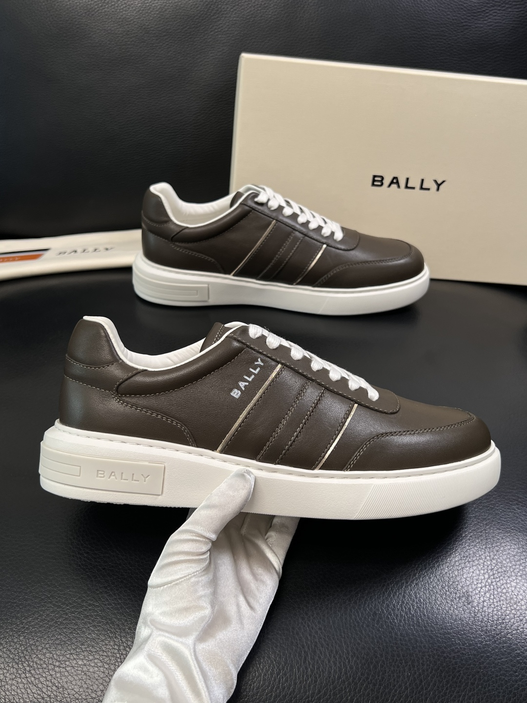 BALLY  高品质  顶级工艺品  巴利 专柜同原厂配置 ，鞋面意大利进口牛皮面料，进口水染牛皮里垫 
