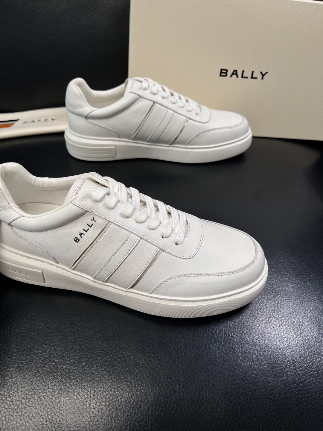 BALLY  高品质  顶级工艺品  巴利 专柜同原厂配置 ，鞋面意大利进口牛皮面料，进口水染牛皮里垫 