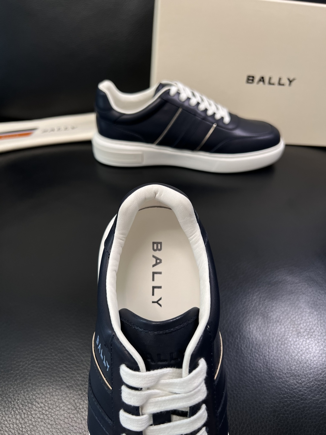 BALLY  高品质  顶级工艺品  巴利 专柜同原厂配置 ，鞋面意大利进口牛皮面料，进口水染牛皮里垫 