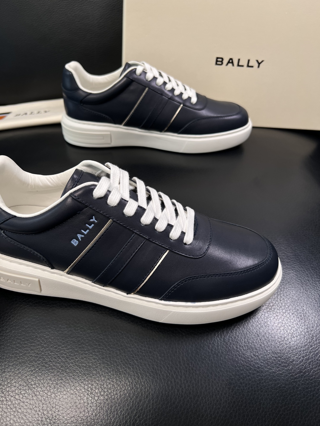BALLY  高品质  顶级工艺品  巴利 专柜同原厂配置 ，鞋面意大利进口牛皮面料，进口水染牛皮里垫 