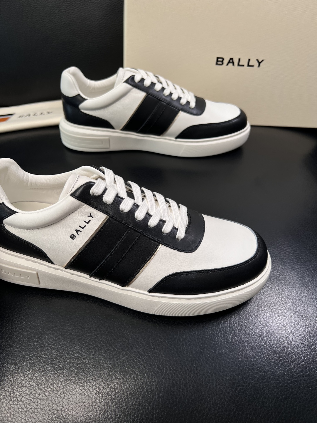 BALLY  高品质  顶级工艺品  巴利 专柜同原厂配置 ，鞋面意大利进口牛皮面料，进口水染牛皮里垫 