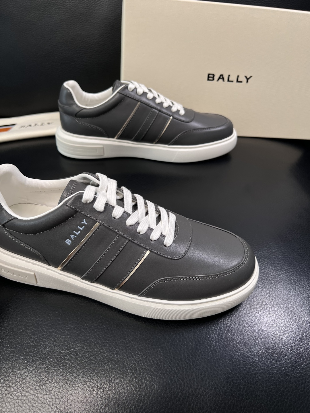BALLY  高品质  顶级工艺品  巴利 专柜同原厂配置 ，鞋面意大利进口牛皮面料，进口水染牛皮里垫 