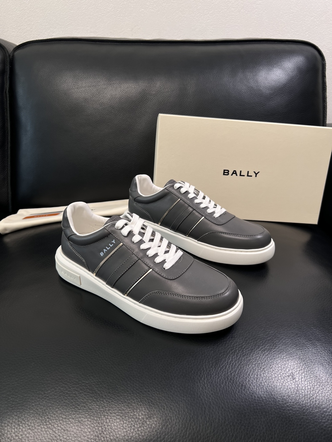 NO:852220,BALLY high-quality top crafts Bally counter has the same configuration as the original factory, uppers are imported cowhide fabrics from Italy, imported water-dyed cowhide linings, soles are specially provided by the original factory, exclusive movable molded soles are super comfortable, original factory orders, welcome to compare, code number 38-44 (order 45 46), bally, cowhide19860909BALLY 高品质 顶级工艺品 巴利 专柜同原厂配置 ,鞋面意大利进口牛皮面料,进口水染牛皮里垫 ,鞋底原厂特供原版底,独家活动成型底超级舒适,原厂跟单货,欢迎对比,码数 38-44（订 45 46）,,bally,cowhide,Men's shoes