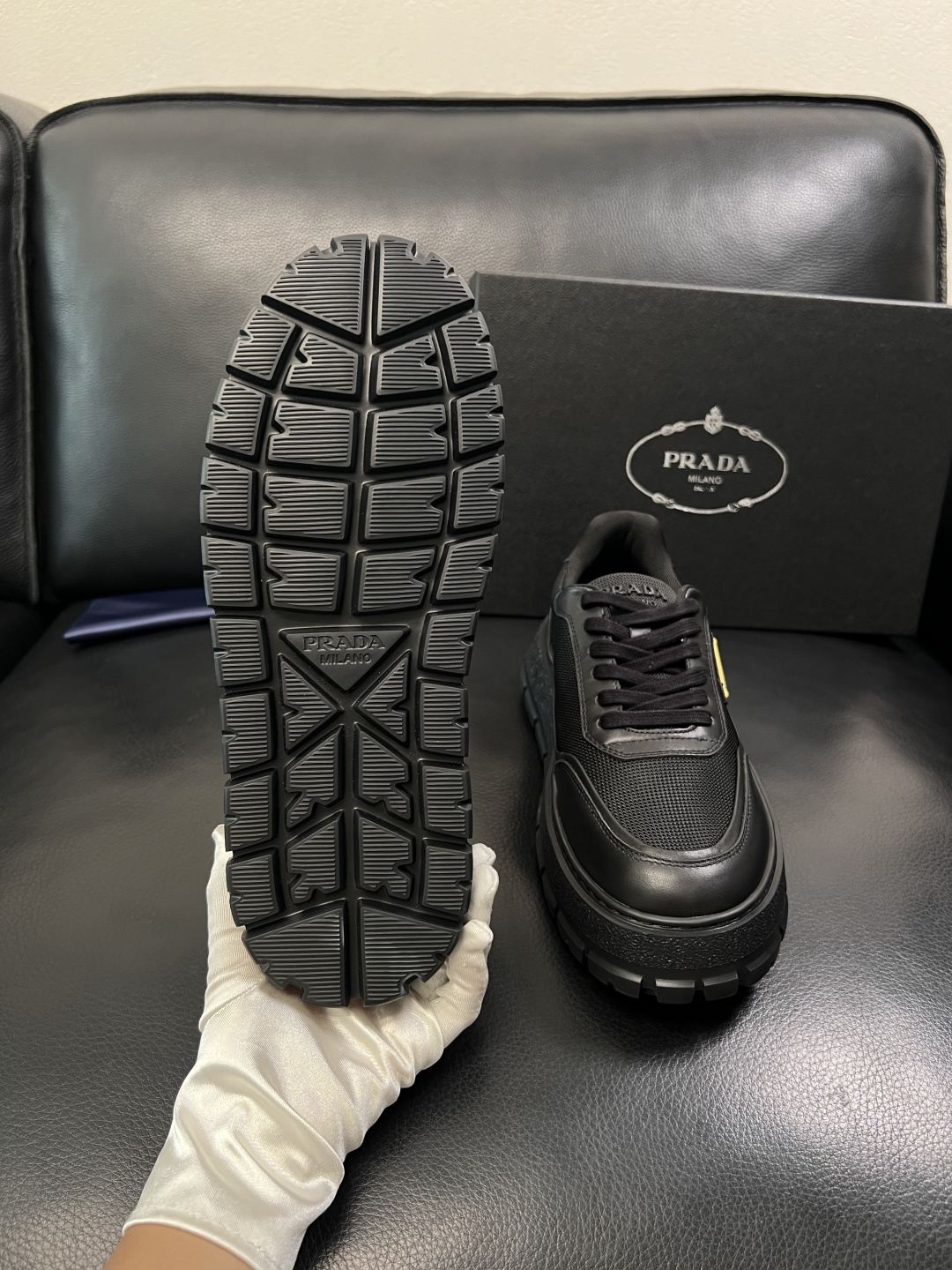 Prada  顶级工艺品，普拉达 专柜同步，原厂配置意大利进口牛皮拼布面料，进口牛皮内里垫，透气舒适，鞋