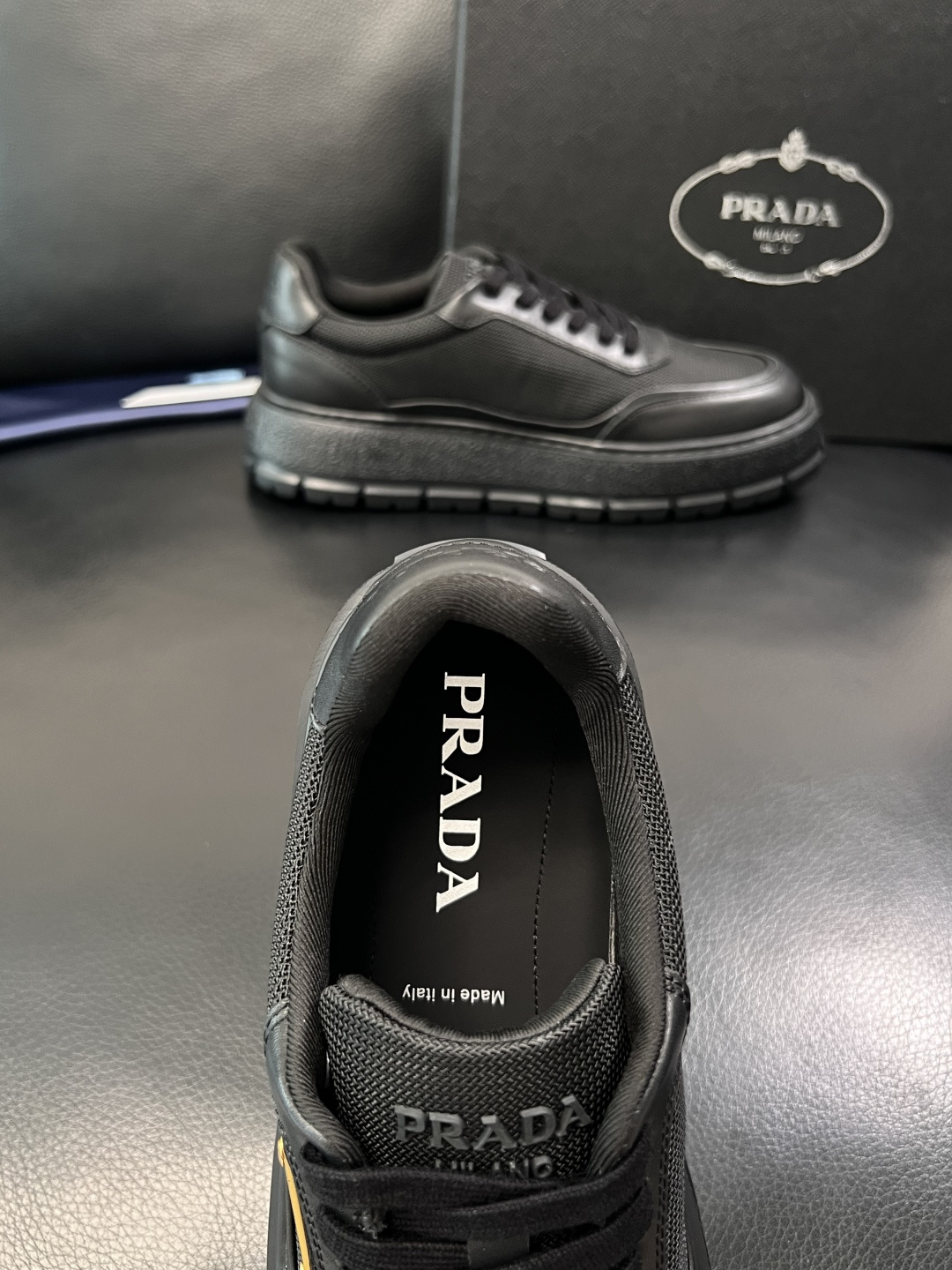 Prada  顶级工艺品，普拉达 专柜同步，原厂配置意大利进口牛皮拼布面料，进口牛皮内里垫，透气舒适，鞋