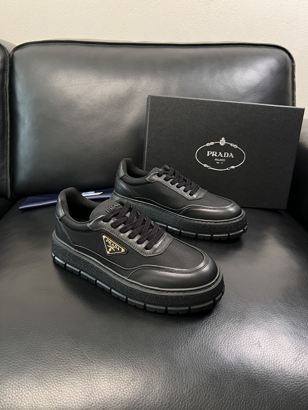 Prada  顶级工艺品，普拉达 专柜同步，原厂配置意大利进口牛皮拼布面料，进口牛皮内里垫，透气舒适，鞋