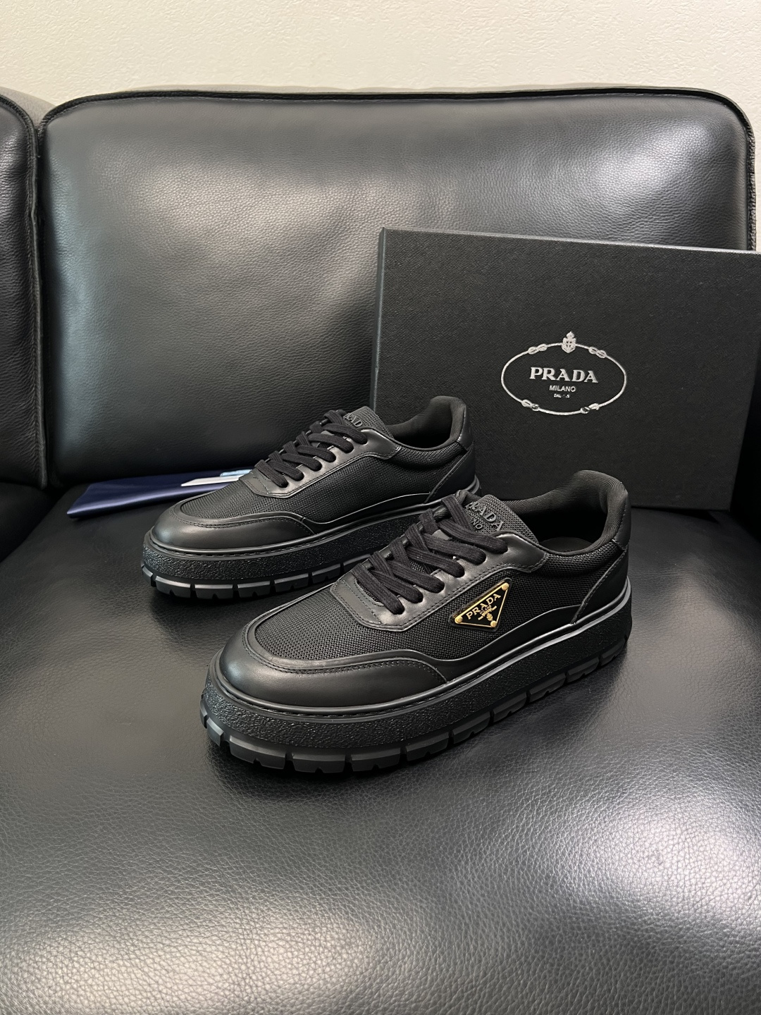 Prada  顶级工艺品，普拉达 专柜同步，原厂配置意大利进口牛皮拼布面料，进口牛皮内里垫，透气舒适，鞋