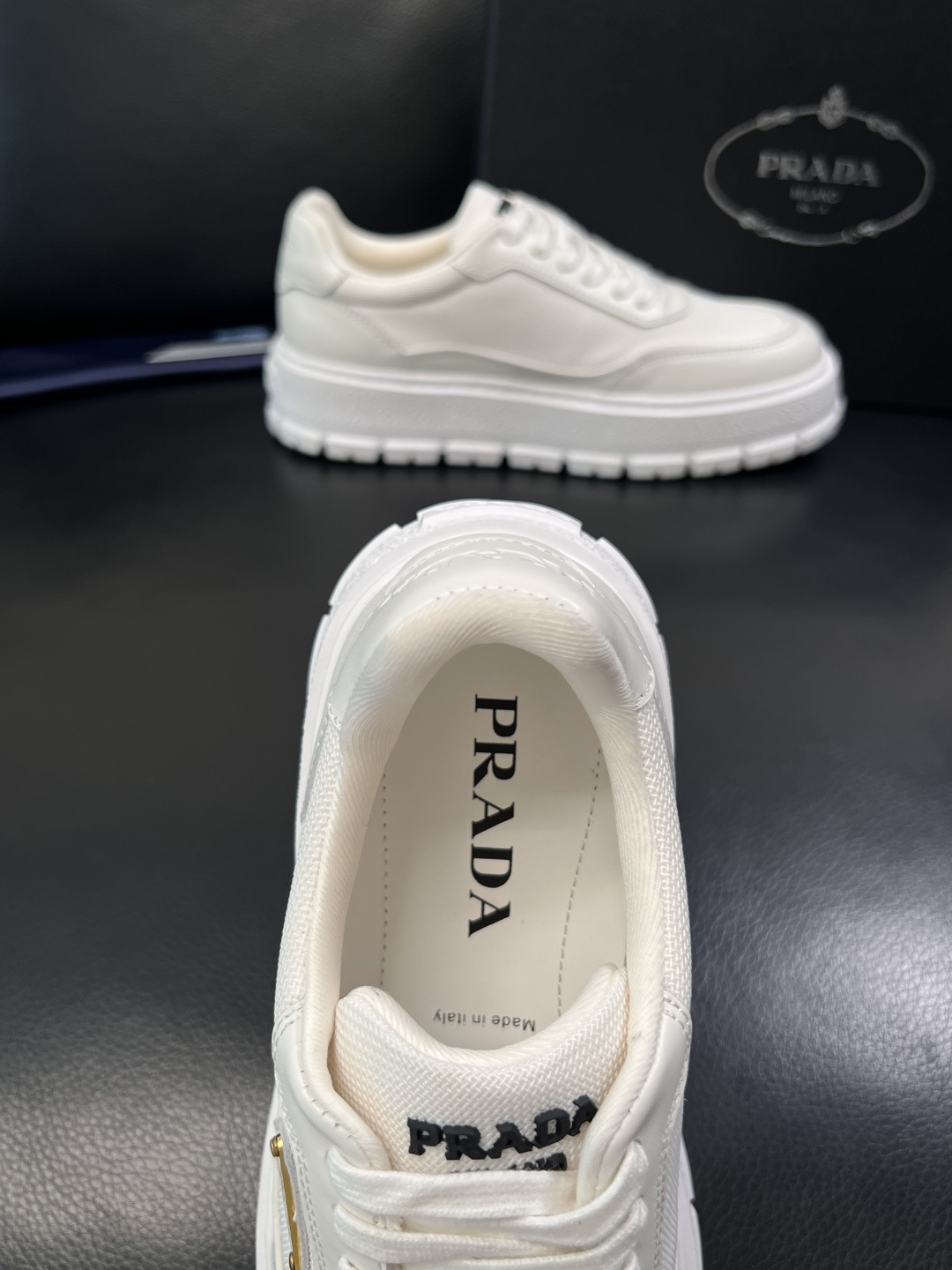 Prada  顶级工艺品，普拉达 专柜同步，原厂配置意大利进口牛皮拼布面料，进口牛皮内里垫，透气舒适，鞋