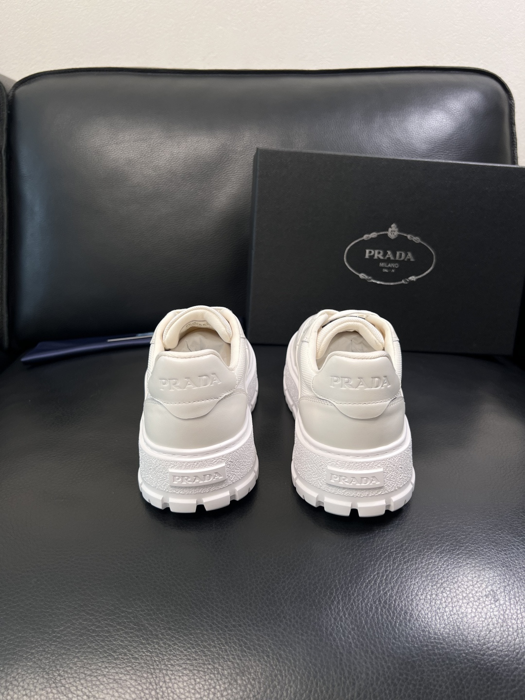 Prada  顶级工艺品，普拉达 专柜同步，原厂配置意大利进口牛皮拼布面料，进口牛皮内里垫，透气舒适，鞋