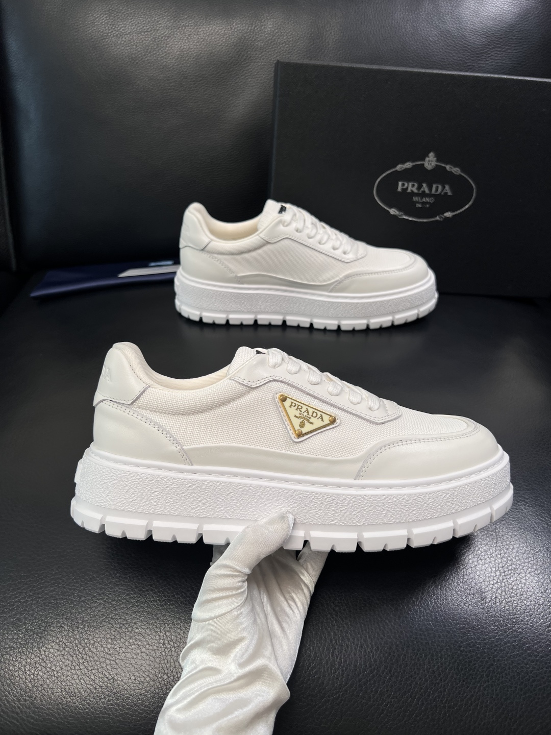 Prada  顶级工艺品，普拉达 专柜同步，原厂配置意大利进口牛皮拼布面料，进口牛皮内里垫，透气舒适，鞋
