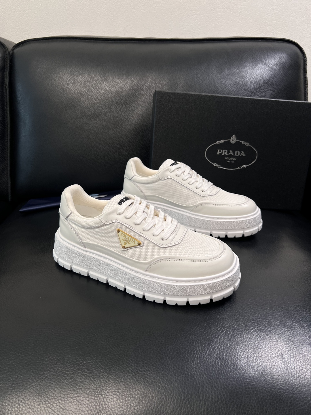 Prada  顶级工艺品，普拉达 专柜同步，原厂配置意大利进口牛皮拼布面料，进口牛皮内里垫，透气舒适，鞋
