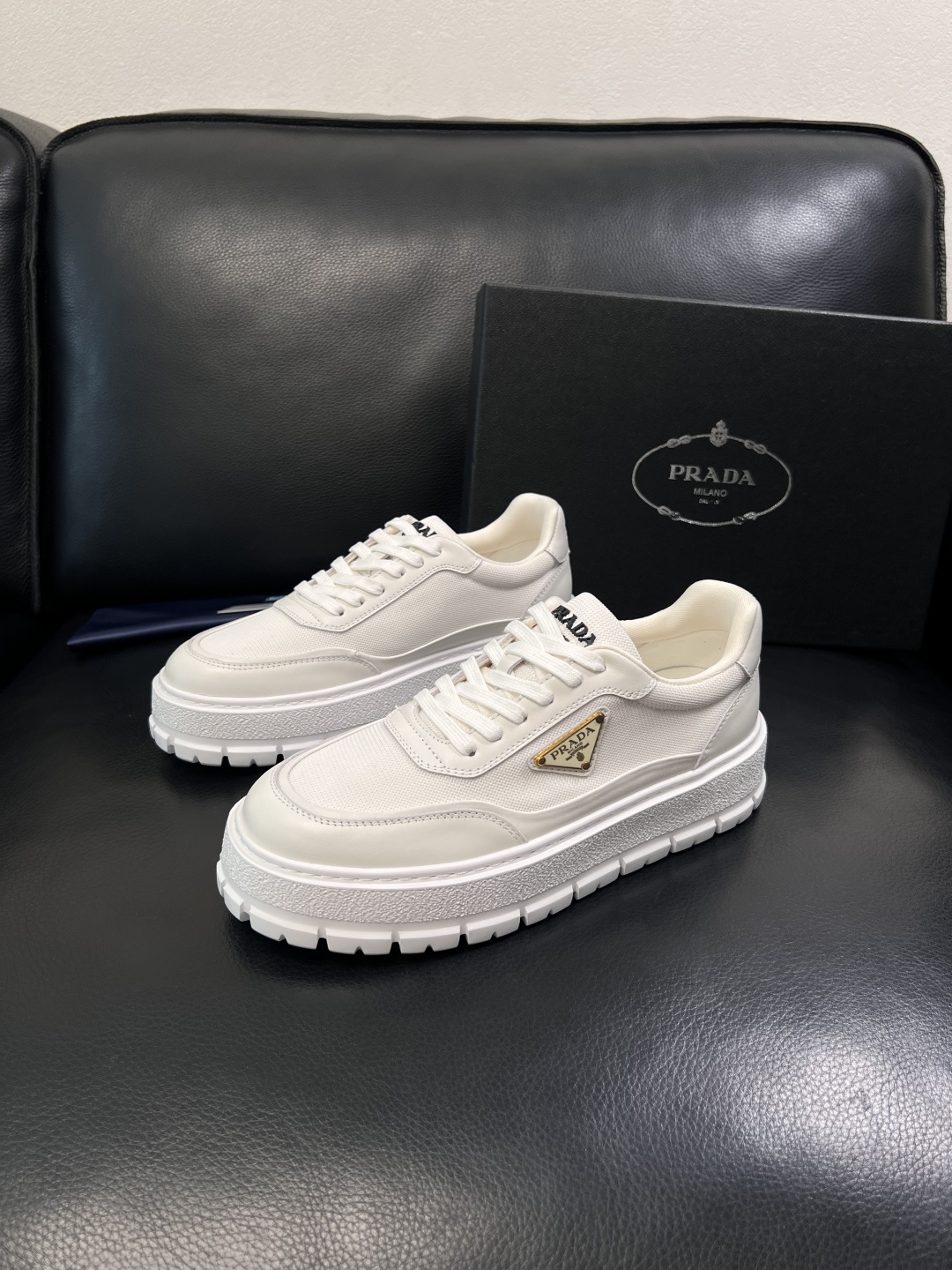 Prada  顶级工艺品，普拉达 专柜同步，原厂配置意大利进口牛皮拼布面料，进口牛皮内里垫，透气舒适，鞋