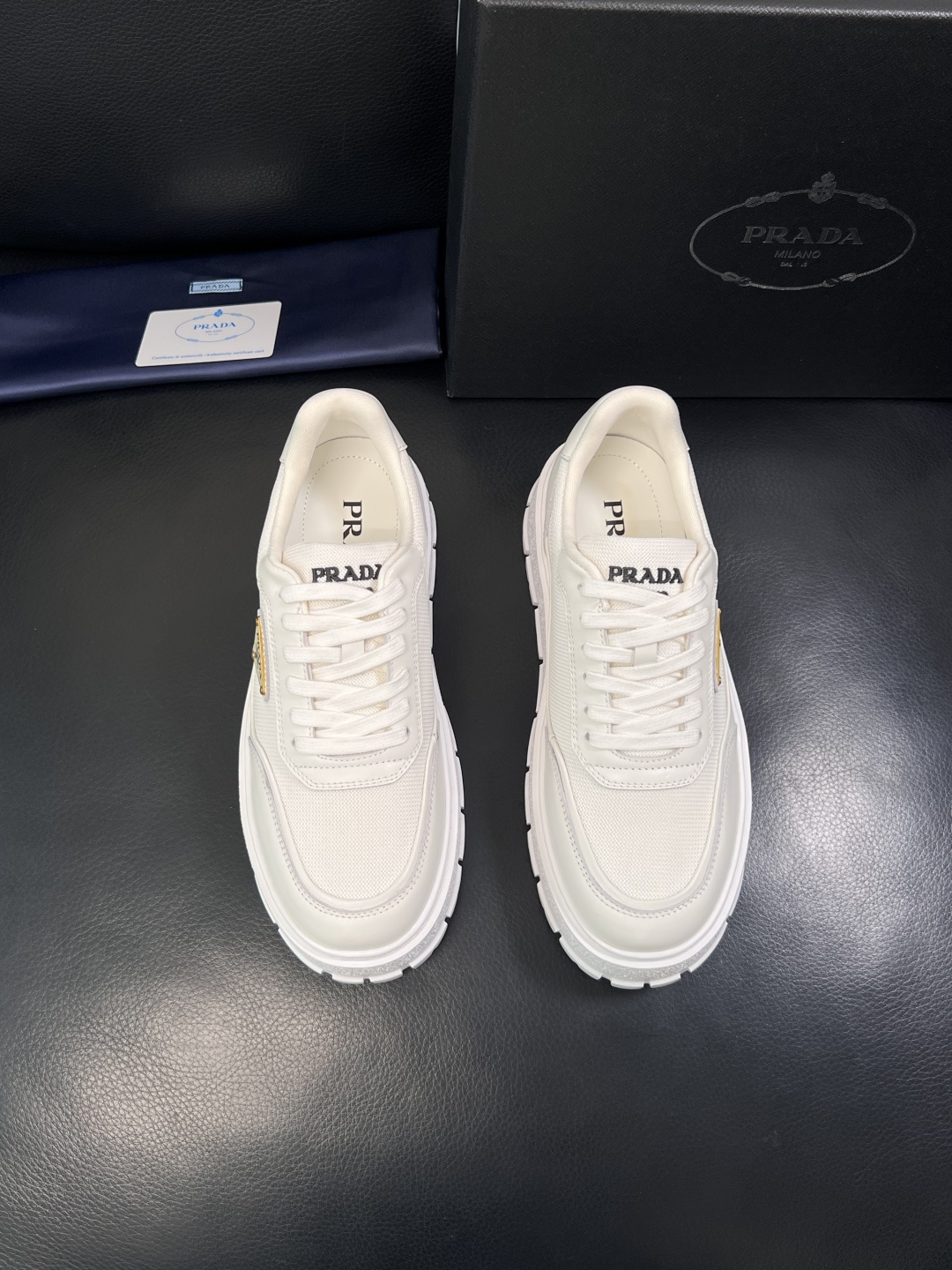 Prada  顶级工艺品，普拉达 专柜同步，原厂配置意大利进口牛皮拼布面料，进口牛皮内里垫，透气舒适，鞋