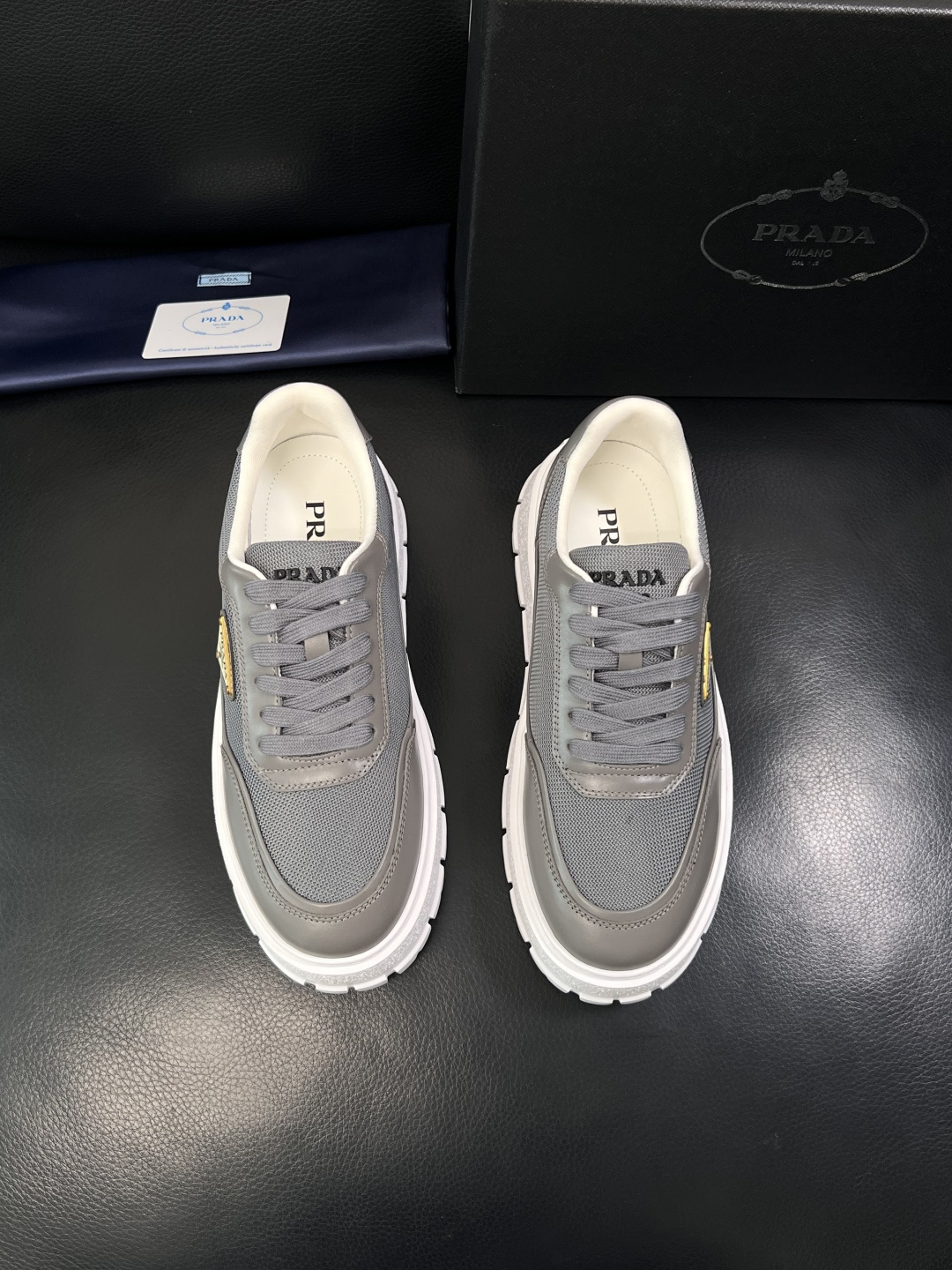 Prada  顶级工艺品，普拉达 专柜同步，原厂配置意大利进口牛皮拼布面料，进口牛皮内里垫，透气舒适，鞋