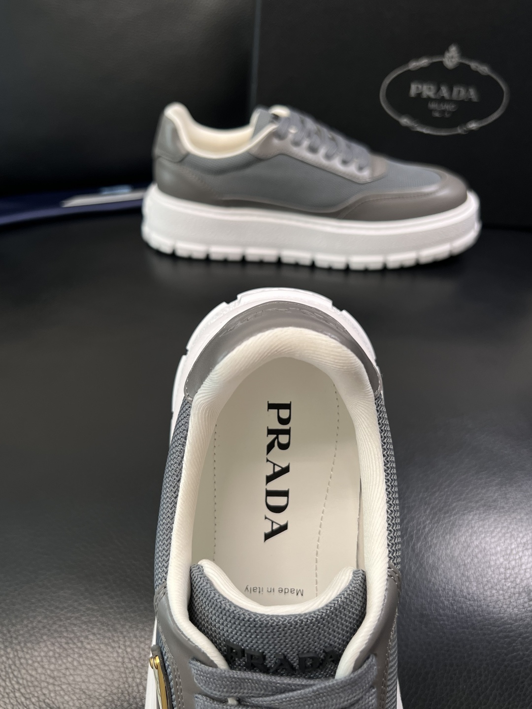 Prada  顶级工艺品，普拉达 专柜同步，原厂配置意大利进口牛皮拼布面料，进口牛皮内里垫，透气舒适，鞋