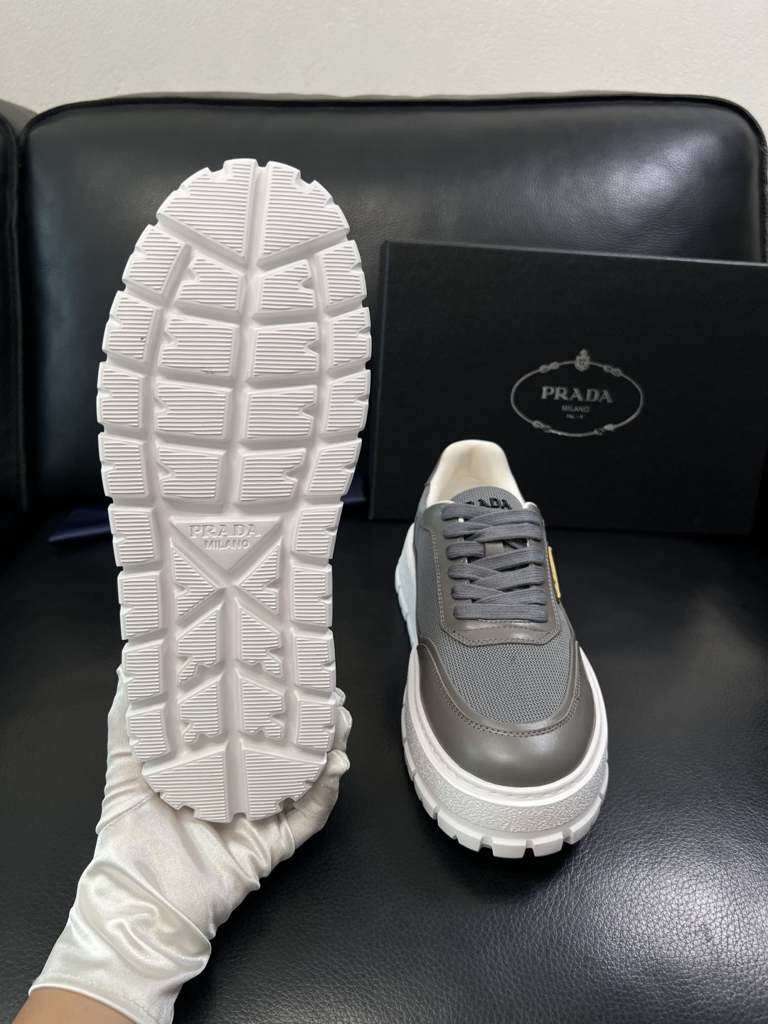 Prada  顶级工艺品，普拉达 专柜同步，原厂配置意大利进口牛皮拼布面料，进口牛皮内里垫，透气舒适，鞋
