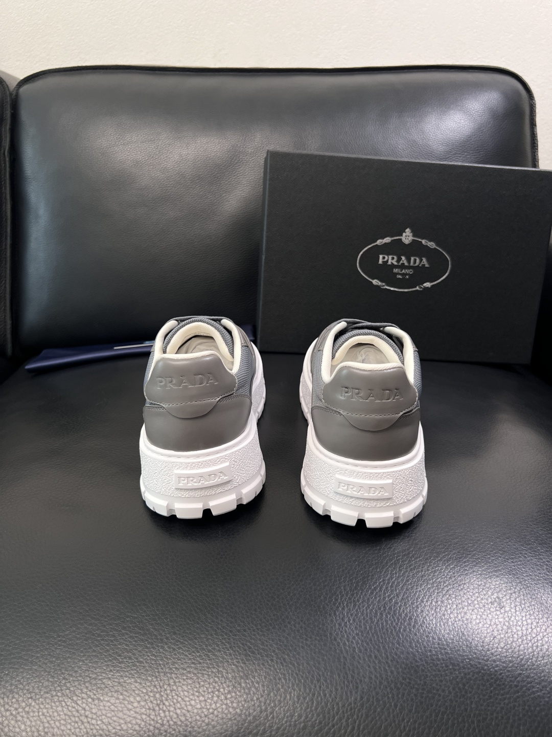 Prada  顶级工艺品，普拉达 专柜同步，原厂配置意大利进口牛皮拼布面料，进口牛皮内里垫，透气舒适，鞋