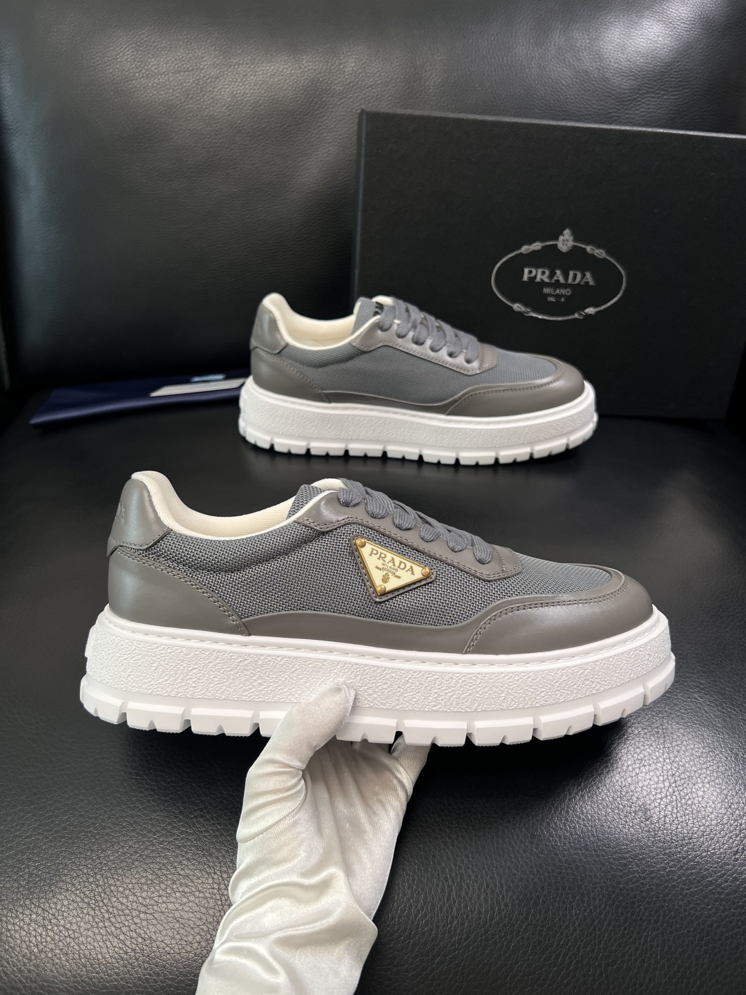 Prada  顶级工艺品，普拉达 专柜同步，原厂配置意大利进口牛皮拼布面料，进口牛皮内里垫，透气舒适，鞋