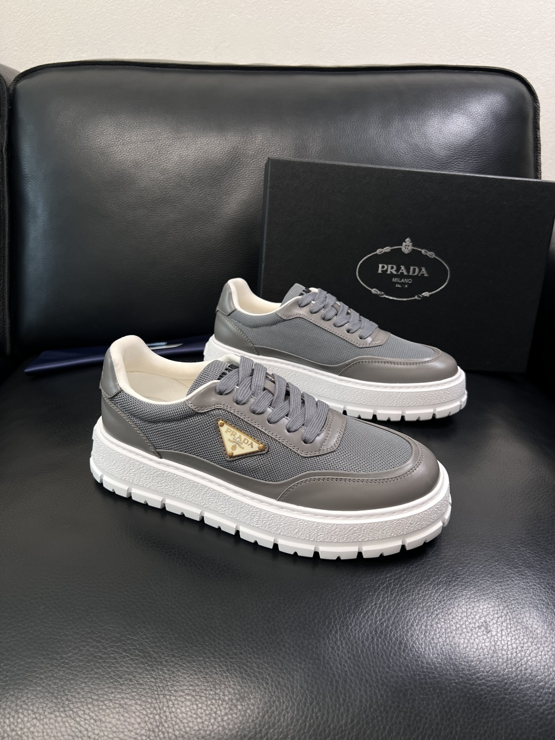 Prada  顶级工艺品，普拉达 专柜同步，原厂配置意大利进口牛皮拼布面料，进口牛皮内里垫，透气舒适，鞋