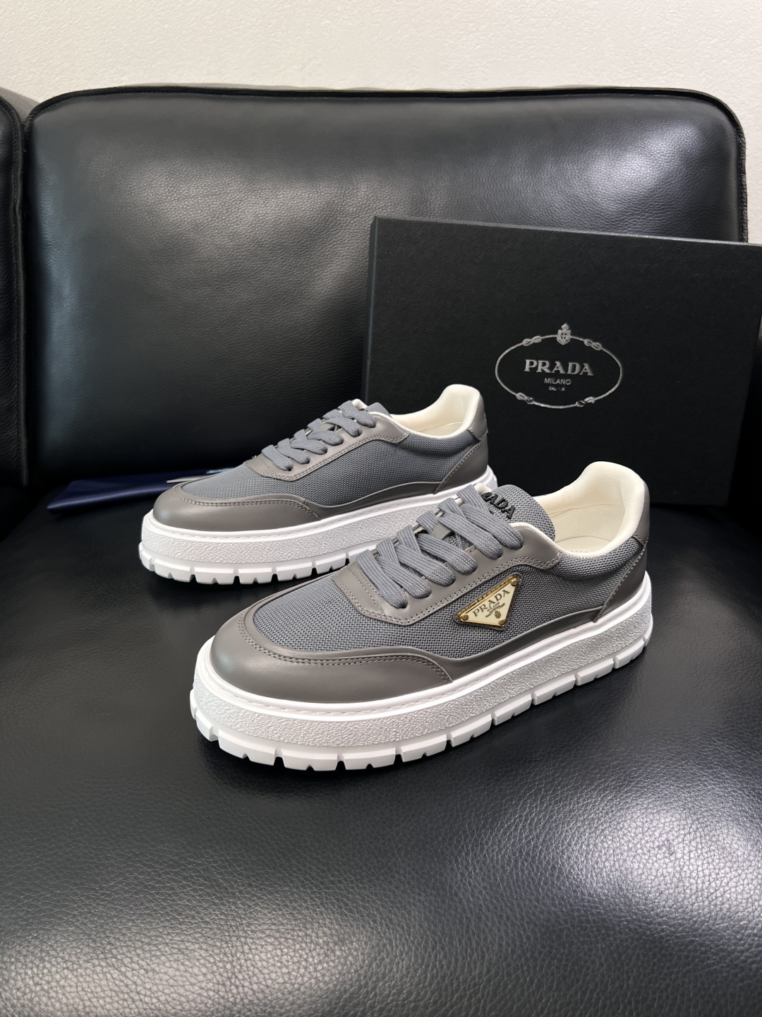 Prada  顶级工艺品，普拉达 专柜同步，原厂配置意大利进口牛皮拼布面料，进口牛皮内里垫，透气舒适，鞋