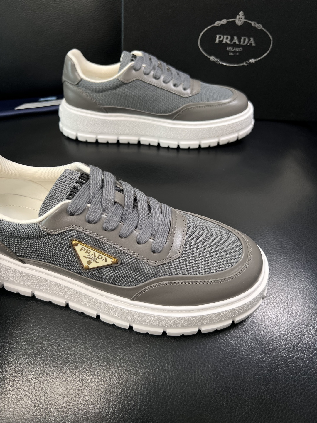 Prada  顶级工艺品，普拉达 专柜同步，原厂配置意大利进口牛皮拼布面料，进口牛皮内里垫，透气舒适，鞋