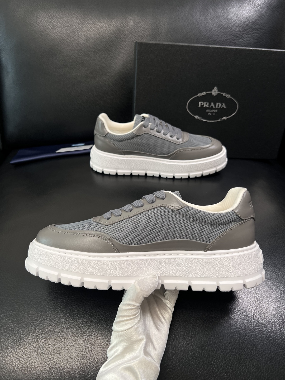 Prada  顶级工艺品，普拉达 专柜同步，原厂配置意大利进口牛皮拼布面料，进口牛皮内里垫，透气舒适，鞋