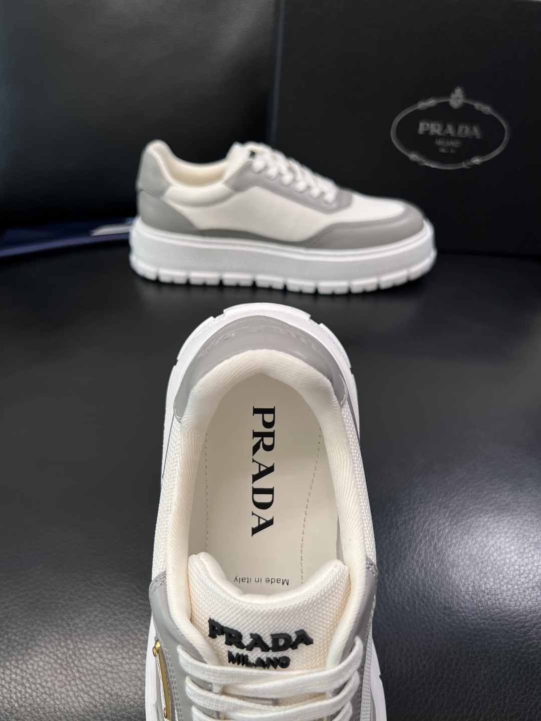 Prada  顶级工艺品，普拉达 专柜同步，原厂配置意大利进口牛皮拼布面料，进口牛皮内里垫，透气舒适，鞋