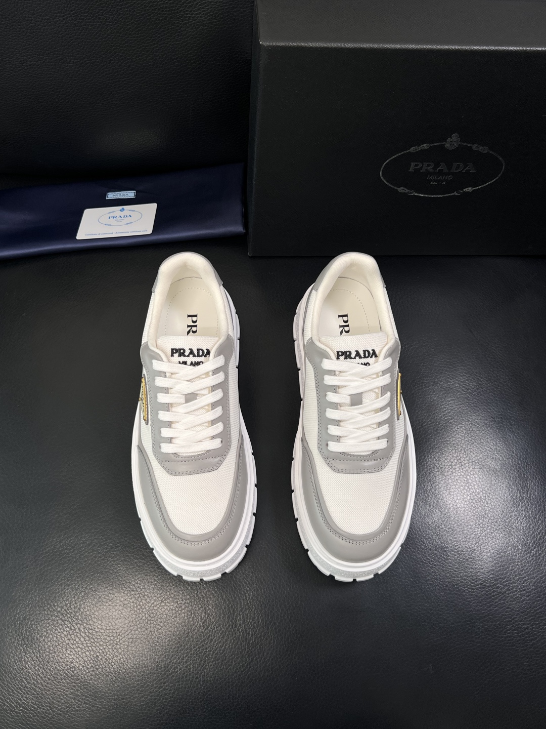 Prada  顶级工艺品，普拉达 专柜同步，原厂配置意大利进口牛皮拼布面料，进口牛皮内里垫，透气舒适，鞋