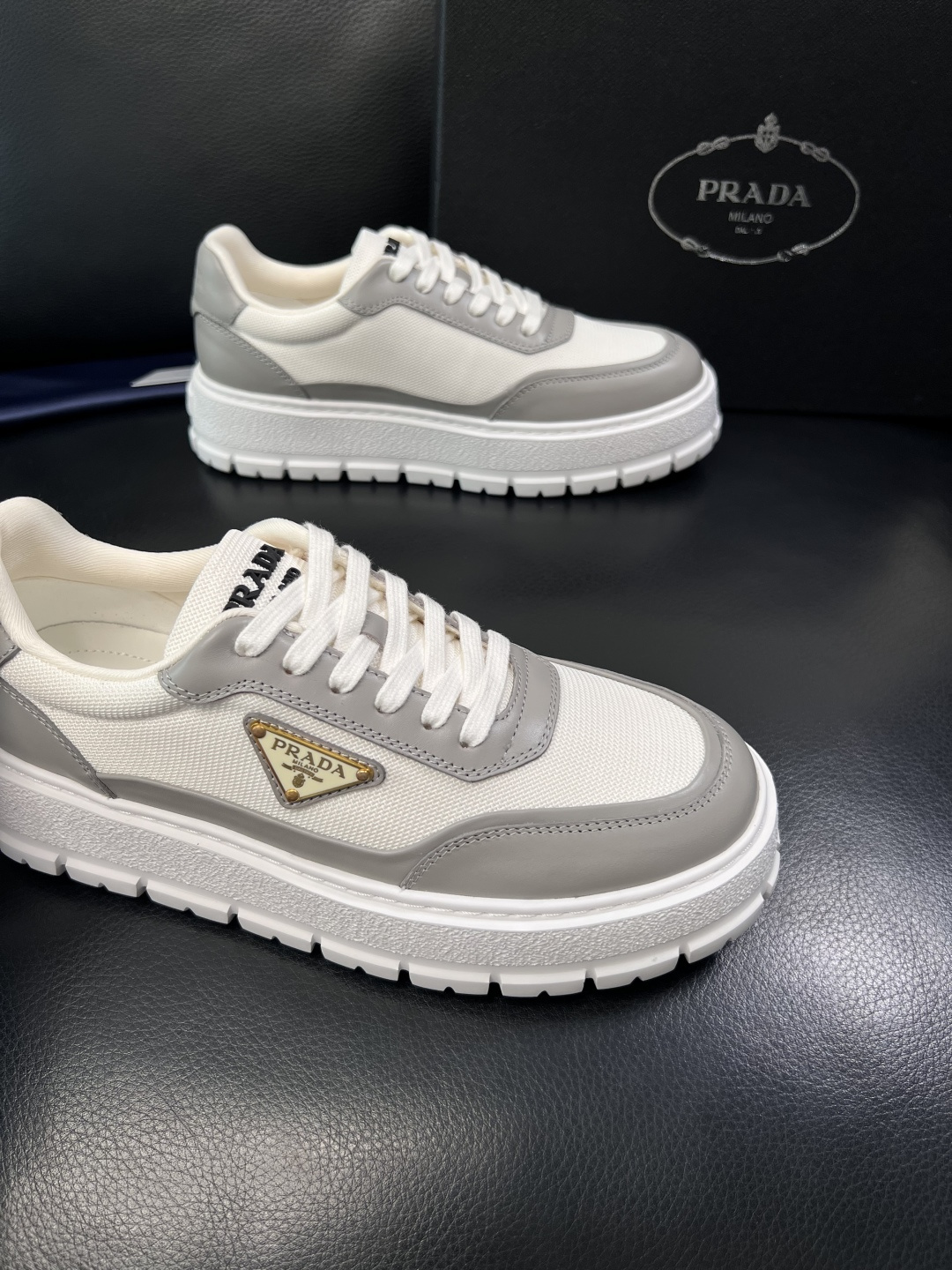 Prada  顶级工艺品，普拉达 专柜同步，原厂配置意大利进口牛皮拼布面料，进口牛皮内里垫，透气舒适，鞋