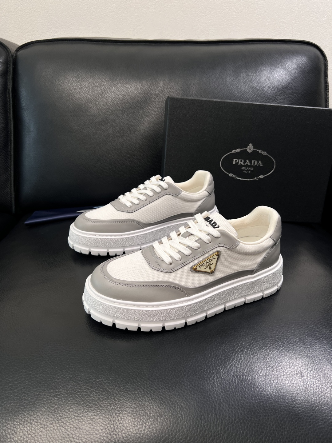 Prada  顶级工艺品，普拉达 专柜同步，原厂配置意大利进口牛皮拼布面料，进口牛皮内里垫，透气舒适，鞋