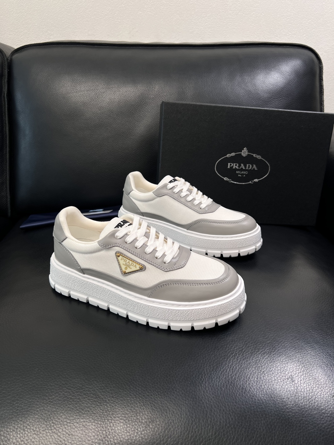 Prada  顶级工艺品，普拉达 专柜同步，原厂配置意大利进口牛皮拼布面料，进口牛皮内里垫，透气舒适，鞋