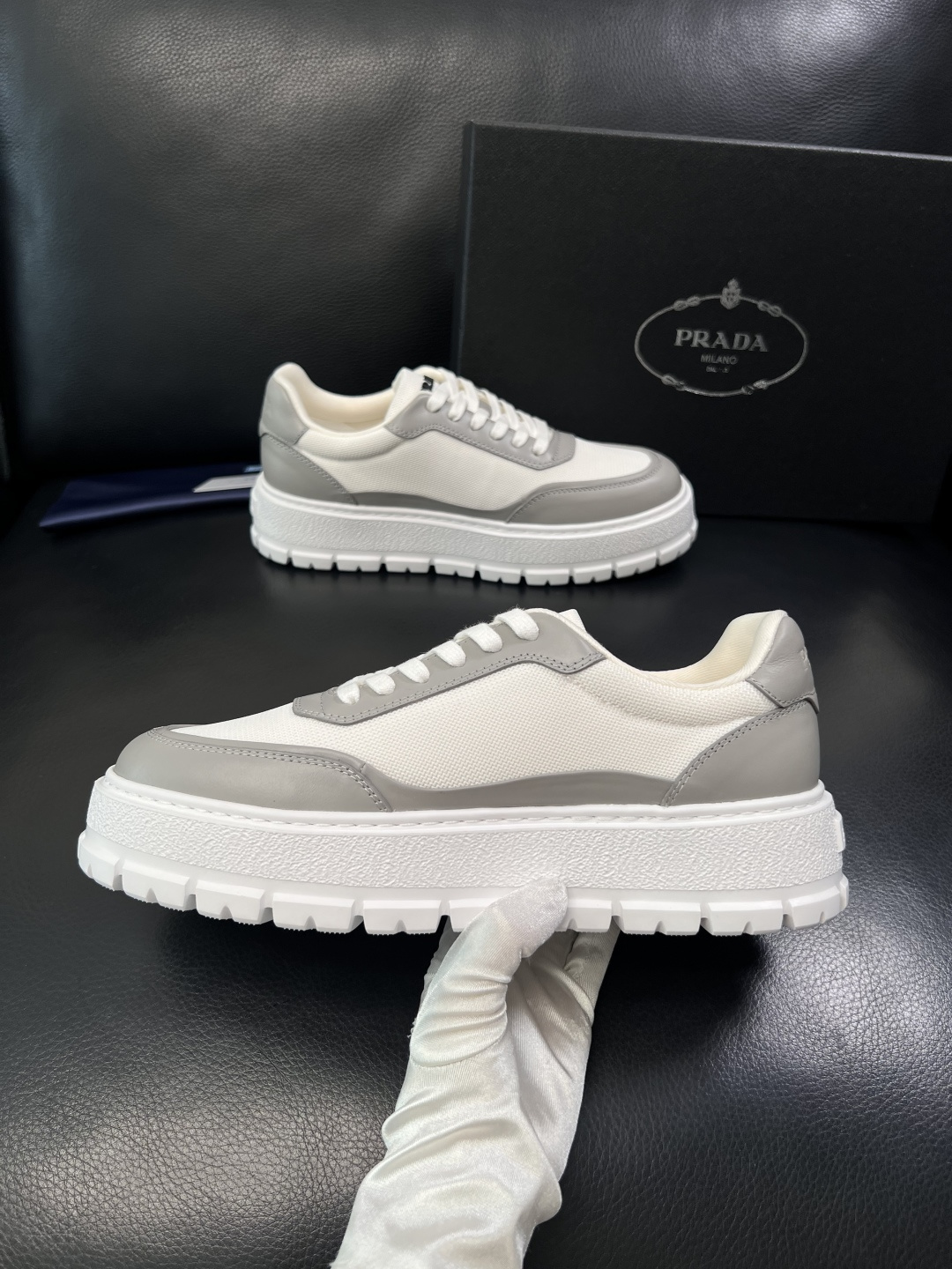 Prada  顶级工艺品，普拉达 专柜同步，原厂配置意大利进口牛皮拼布面料，进口牛皮内里垫，透气舒适，鞋