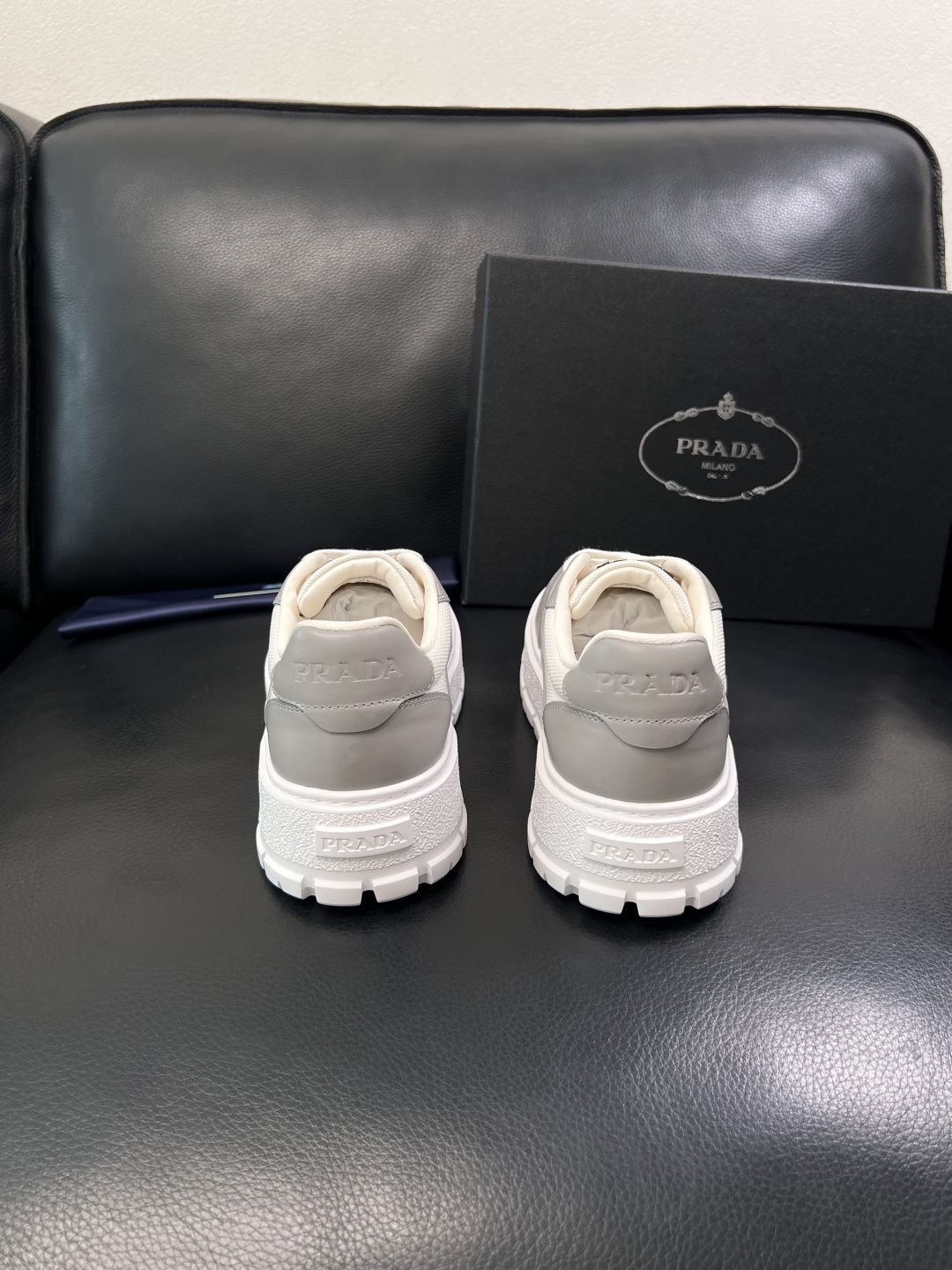 Prada  顶级工艺品，普拉达 专柜同步，原厂配置意大利进口牛皮拼布面料，进口牛皮内里垫，透气舒适，鞋