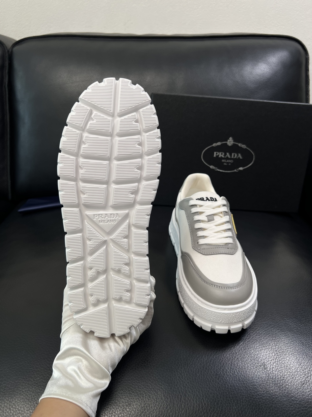 Prada  顶级工艺品，普拉达 专柜同步，原厂配置意大利进口牛皮拼布面料，进口牛皮内里垫，透气舒适，鞋