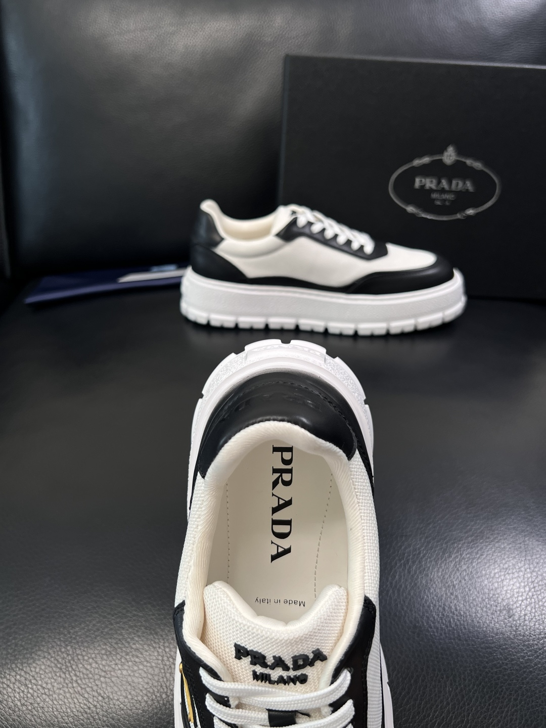 Prada  顶级工艺品，普拉达 专柜同步，原厂配置意大利进口牛皮拼布面料，进口牛皮内里垫，透气舒适，鞋