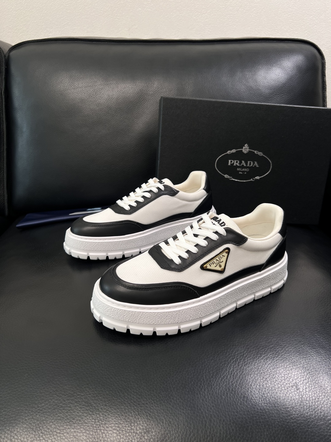Prada  顶级工艺品，普拉达 专柜同步，原厂配置意大利进口牛皮拼布面料，进口牛皮内里垫，透气舒适，鞋