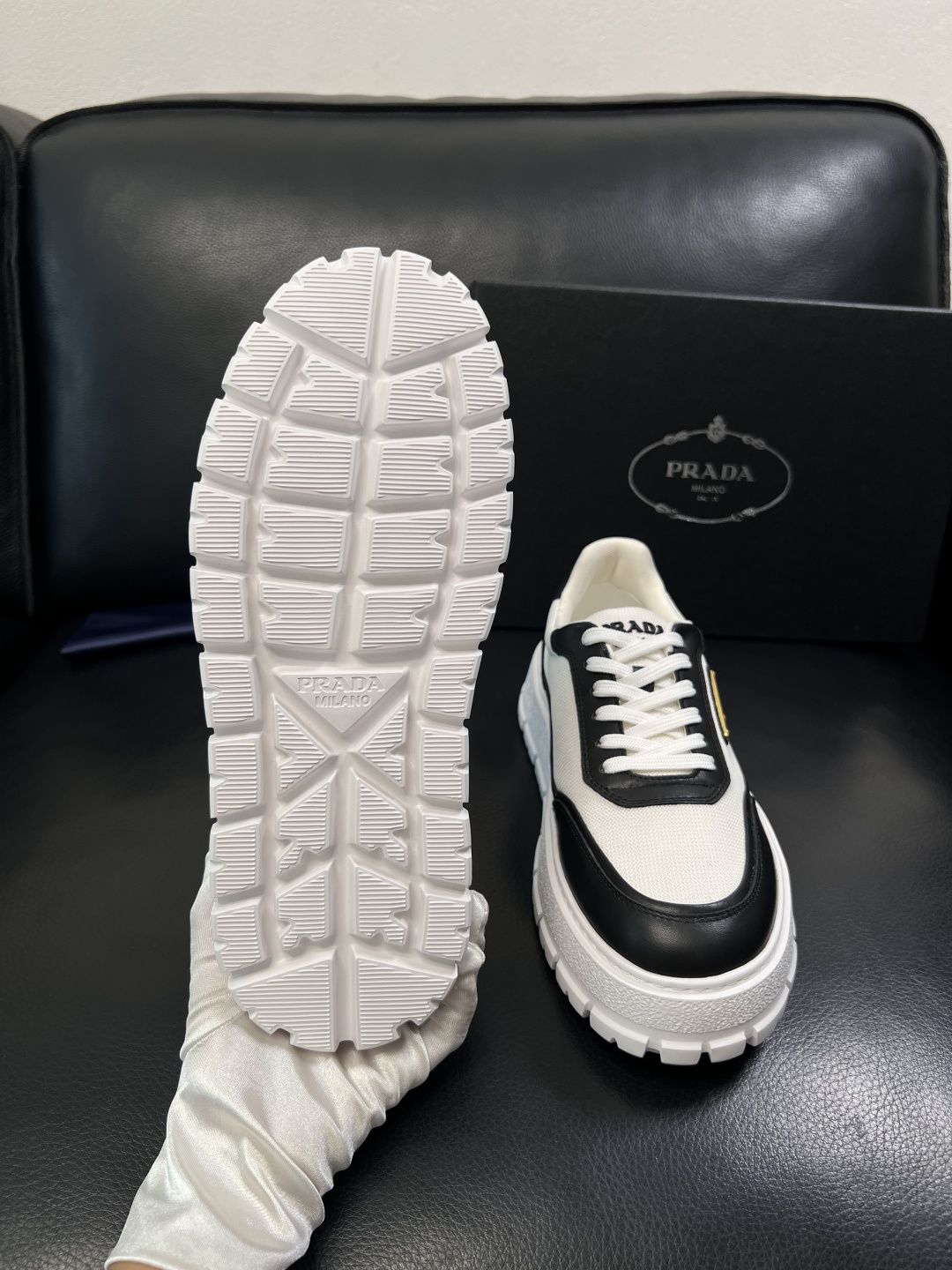 Prada  顶级工艺品，普拉达 专柜同步，原厂配置意大利进口牛皮拼布面料，进口牛皮内里垫，透气舒适，鞋
