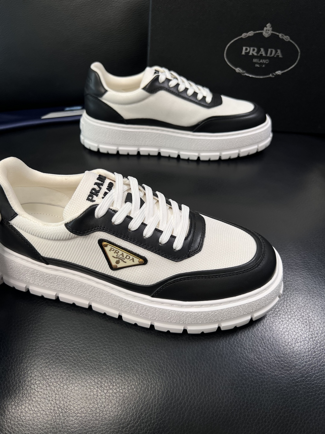 Prada  顶级工艺品，普拉达 专柜同步，原厂配置意大利进口牛皮拼布面料，进口牛皮内里垫，透气舒适，鞋