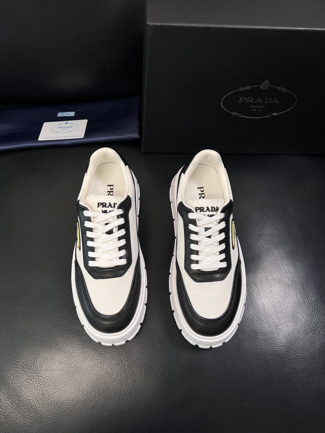 Prada  顶级工艺品，普拉达 专柜同步，原厂配置意大利进口牛皮拼布面料，进口牛皮内里垫，透气舒适，鞋