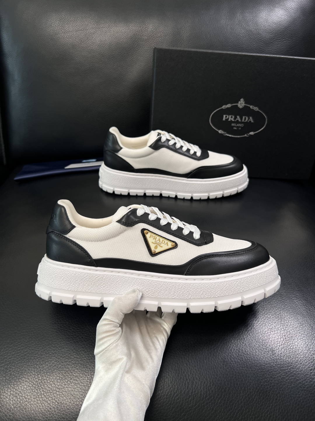 Prada  顶级工艺品，普拉达 专柜同步，原厂配置意大利进口牛皮拼布面料，进口牛皮内里垫，透气舒适，鞋