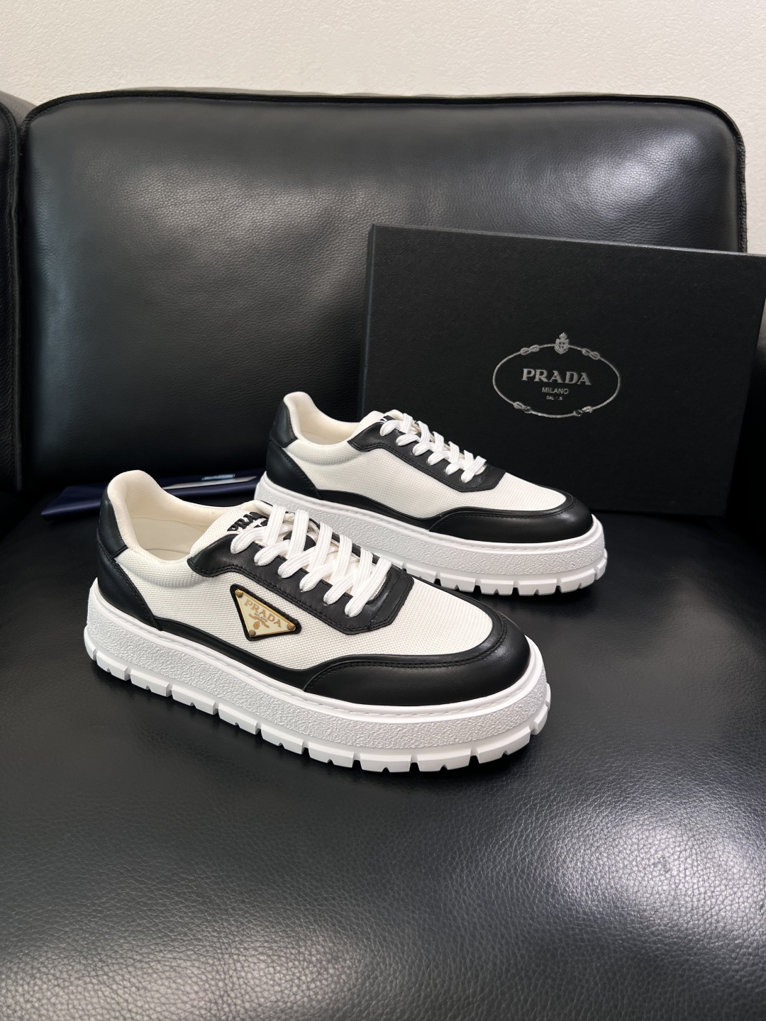 Prada  顶级工艺品，普拉达 专柜同步，原厂配置意大利进口牛皮拼布面料，进口牛皮内里垫，透气舒适，鞋