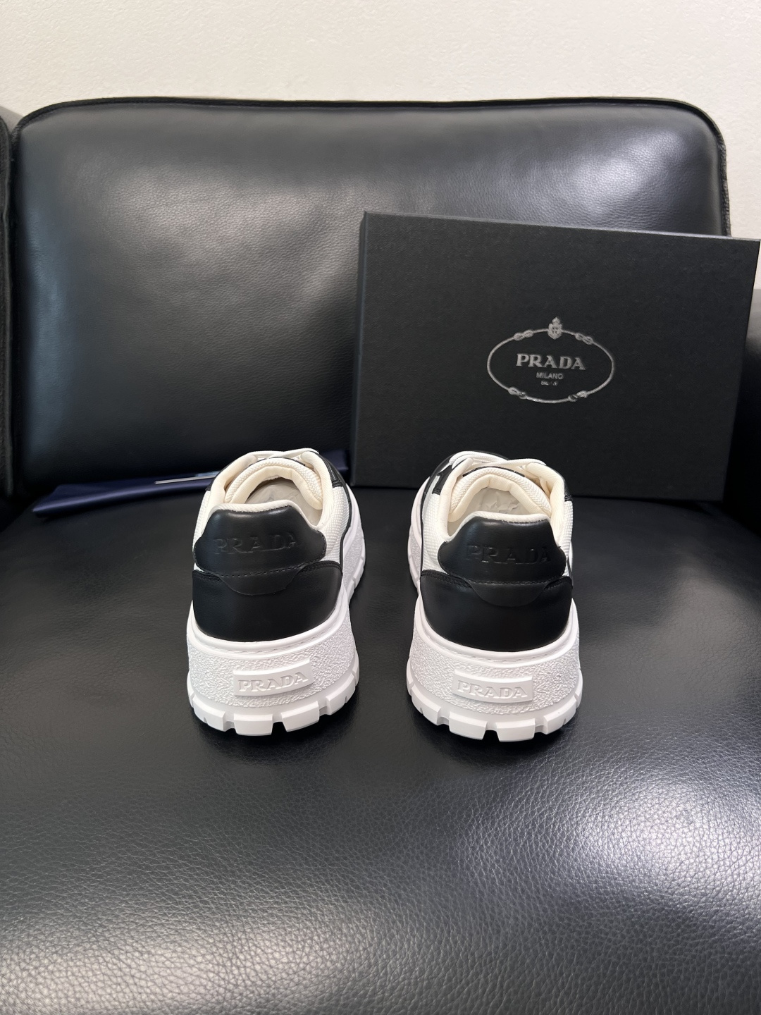 Prada  顶级工艺品，普拉达 专柜同步，原厂配置意大利进口牛皮拼布面料，进口牛皮内里垫，透气舒适，鞋