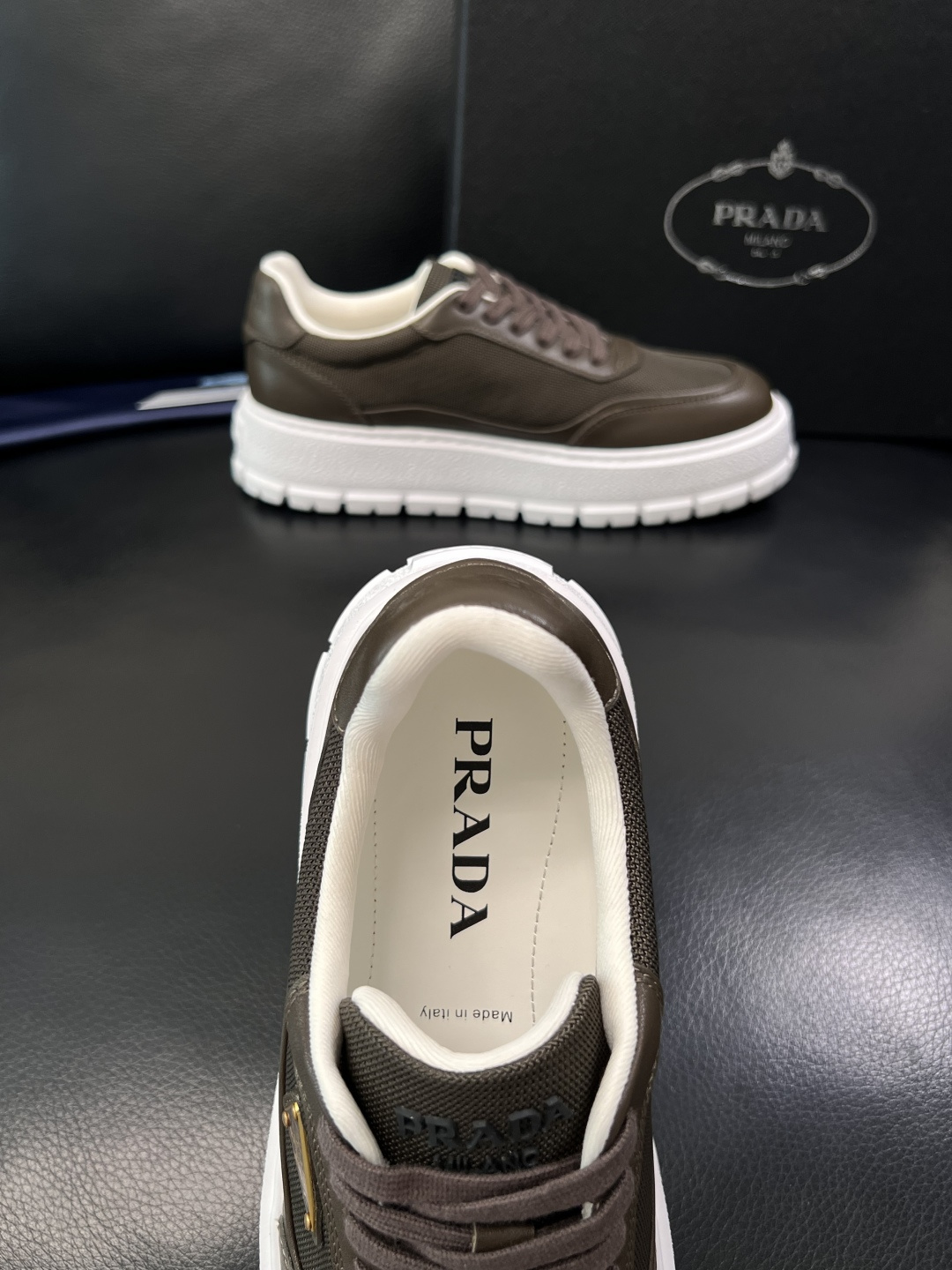 Prada  顶级工艺品，普拉达 专柜同步，原厂配置意大利进口牛皮拼布面料，进口牛皮内里垫，透气舒适，鞋