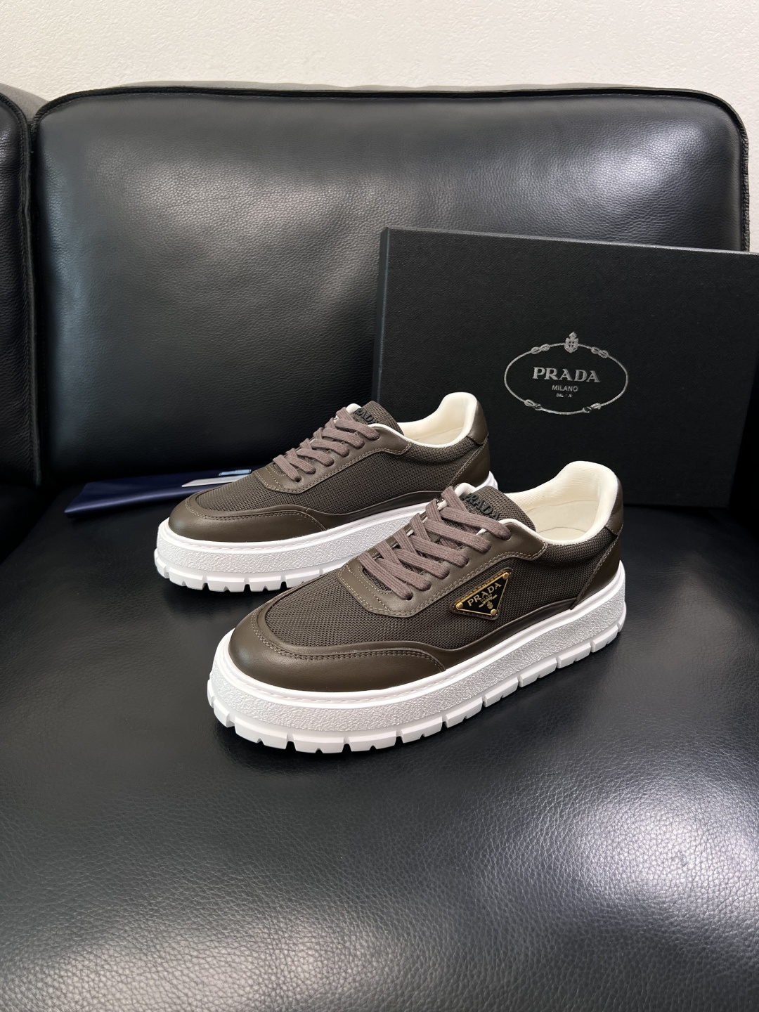 Prada  顶级工艺品，普拉达 专柜同步，原厂配置意大利进口牛皮拼布面料，进口牛皮内里垫，透气舒适，鞋
