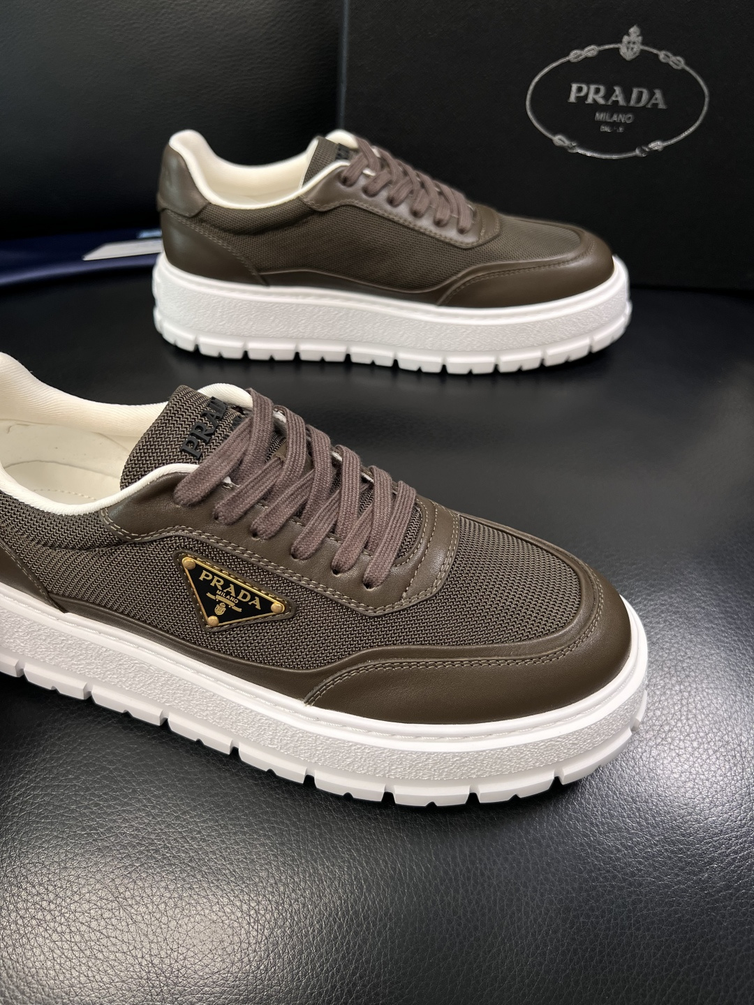Prada  顶级工艺品，普拉达 专柜同步，原厂配置意大利进口牛皮拼布面料，进口牛皮内里垫，透气舒适，鞋
