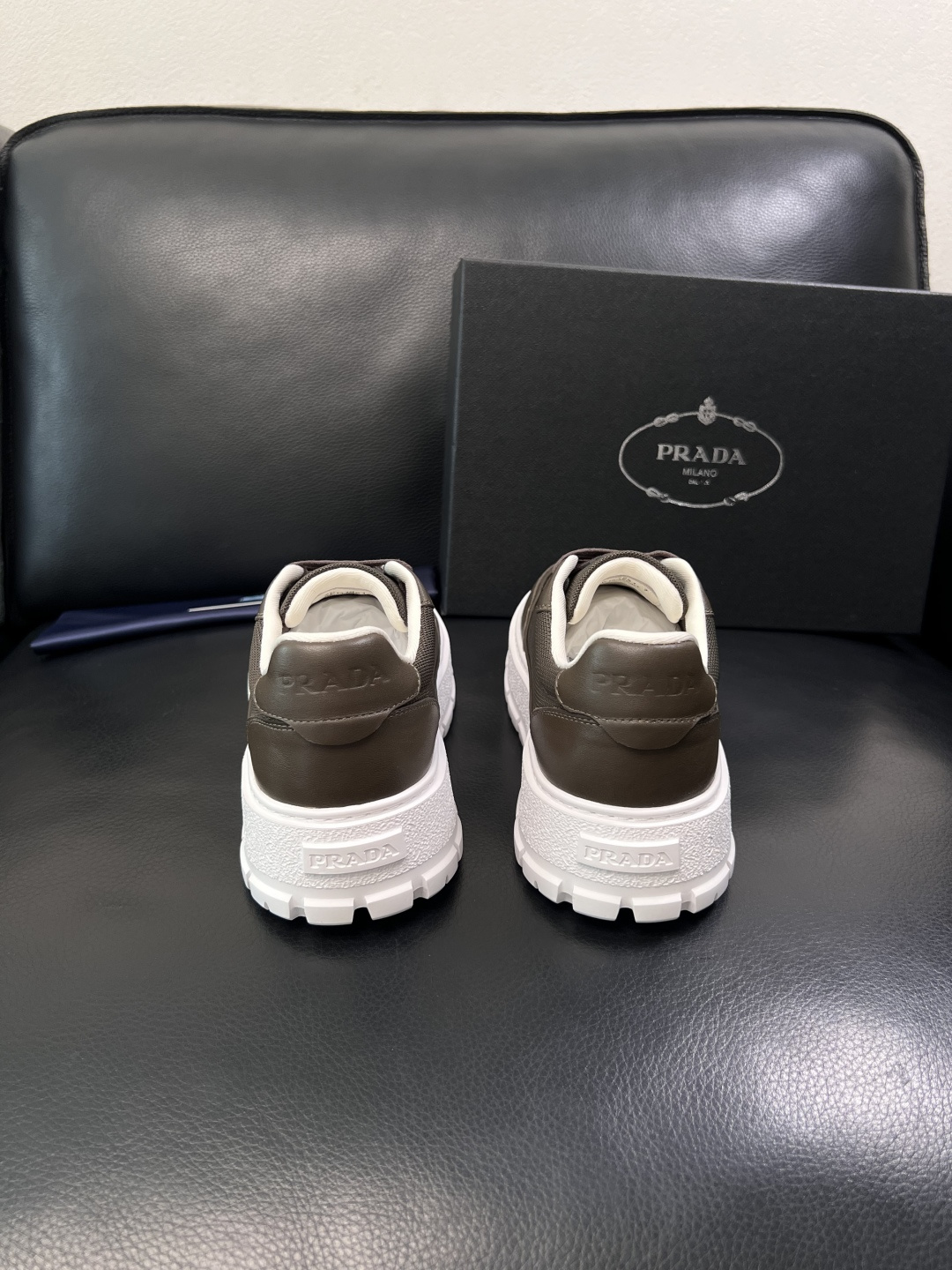 Prada  顶级工艺品，普拉达 专柜同步，原厂配置意大利进口牛皮拼布面料，进口牛皮内里垫，透气舒适，鞋
