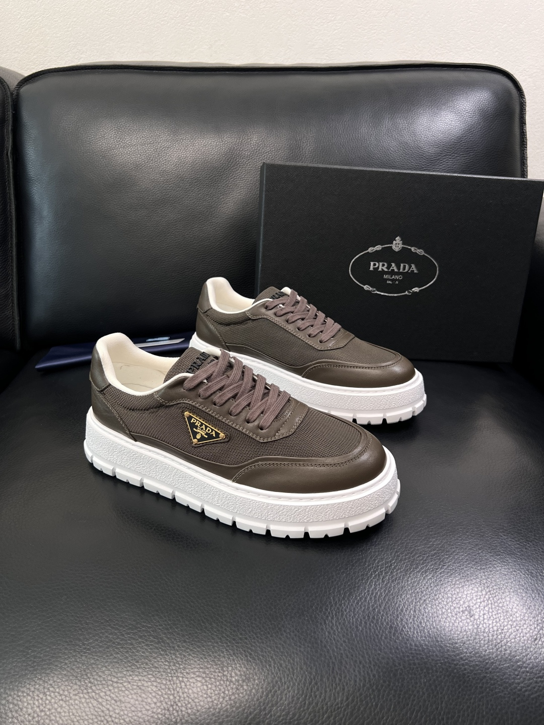Prada  顶级工艺品，普拉达 专柜同步，原厂配置意大利进口牛皮拼布面料，进口牛皮内里垫，透气舒适，鞋