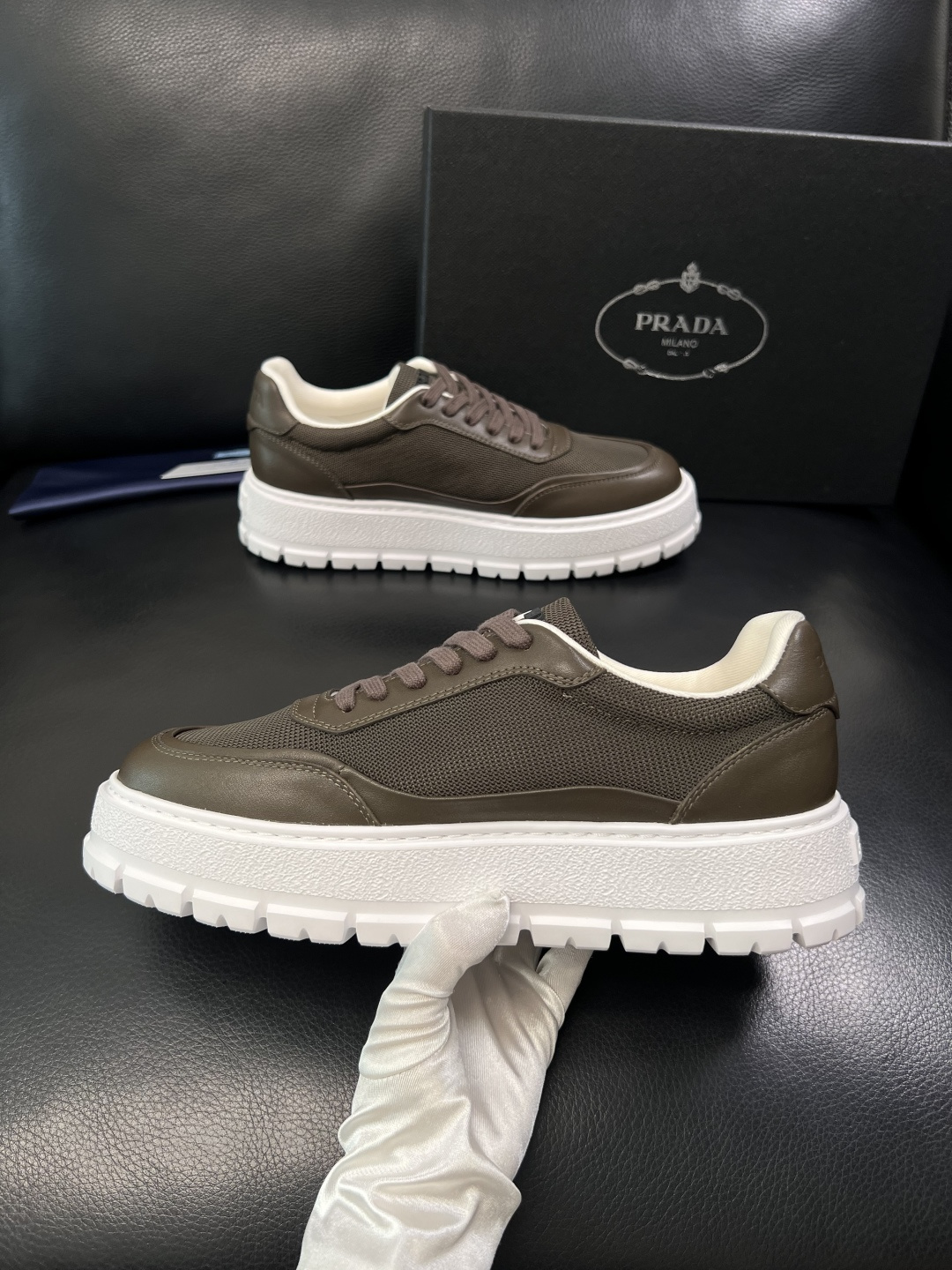 Prada  顶级工艺品，普拉达 专柜同步，原厂配置意大利进口牛皮拼布面料，进口牛皮内里垫，透气舒适，鞋